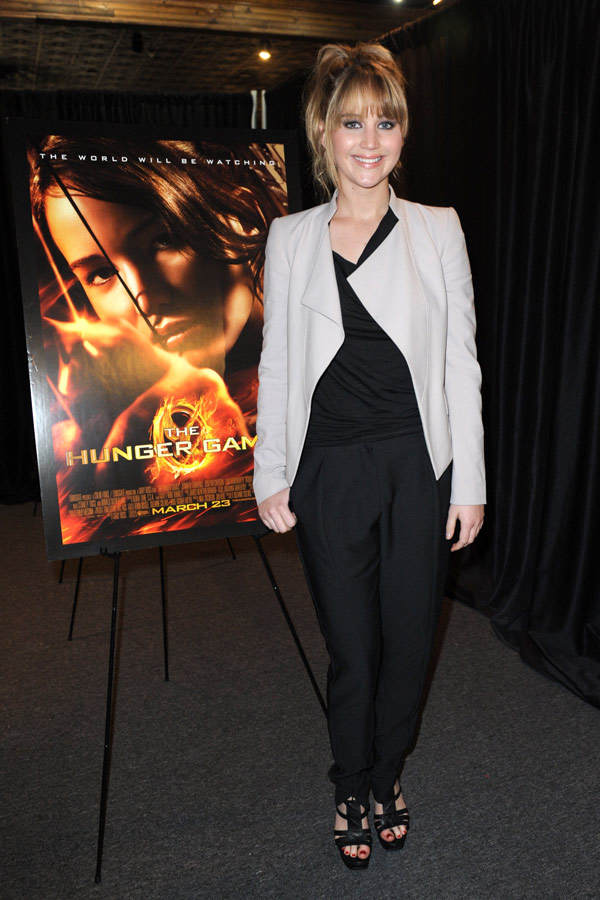 Jennifer Lawrence in Chino-Pants