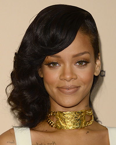 Rihanna mit gewellten Haaren