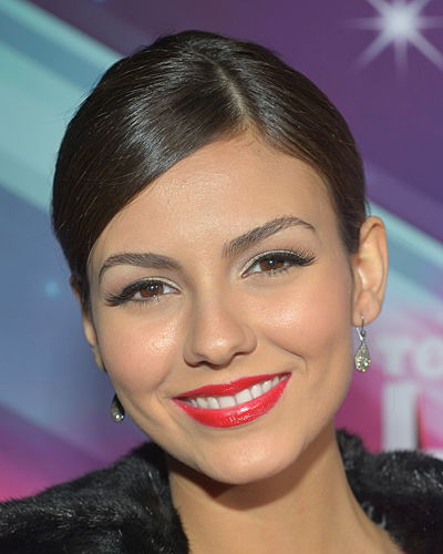 Victoria Justice mit strenger Frisur