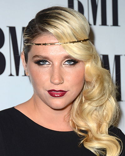 Kesha mit seitlichen Hollywood-Locken