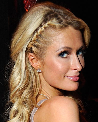 Paris Hilton mit Seitenzöpfchen