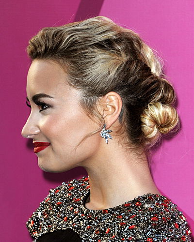 Demi Lovato mit eingedrehten Haaren