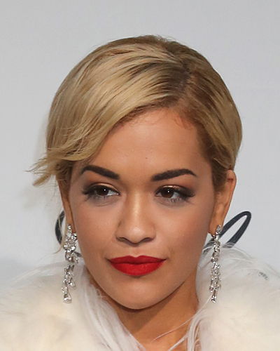 Rita Ora mit hochgesteckten Haaren