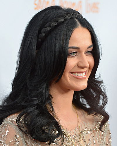 Katy Perry mit Zopf-Haarreif