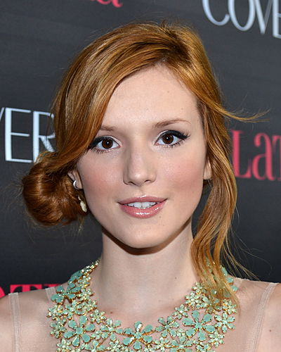 Bella Thorne mit seitlichem Haarknoten