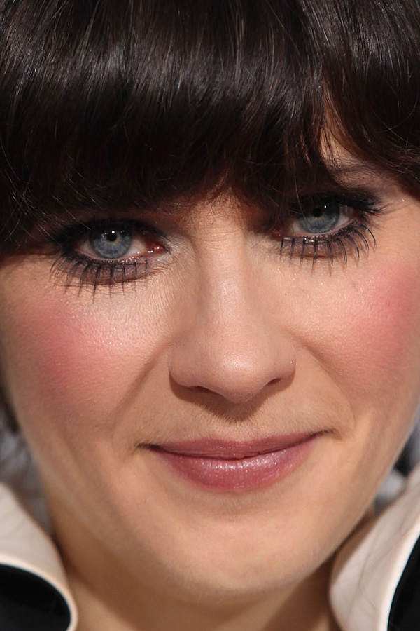 Zooey Deschanel Damenbart