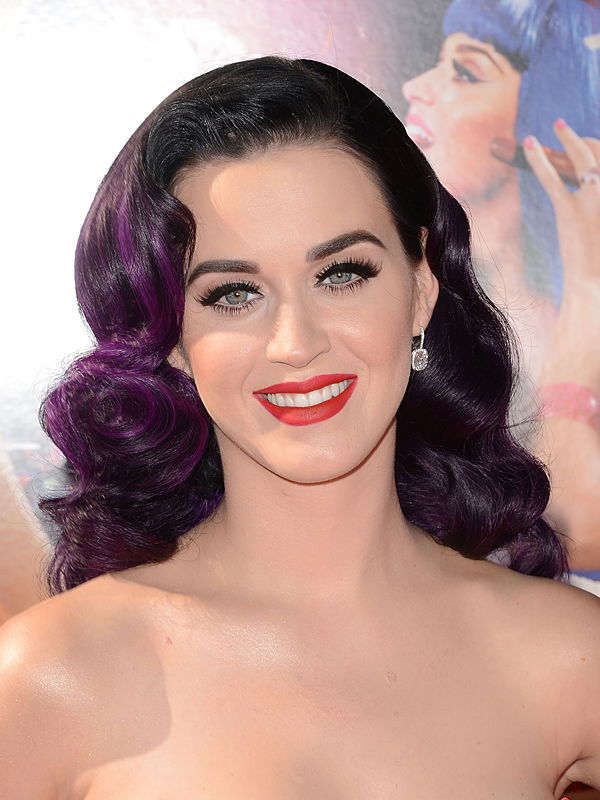 Katy Perry: Große Locken und lila Strähnchen