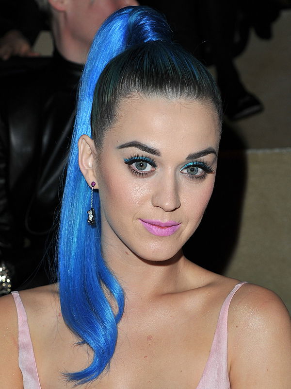 Katy Perry mit blauem Pferdeschwanz