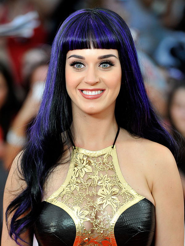 Katy Perry mit schwarz-lila Haaren und Pony