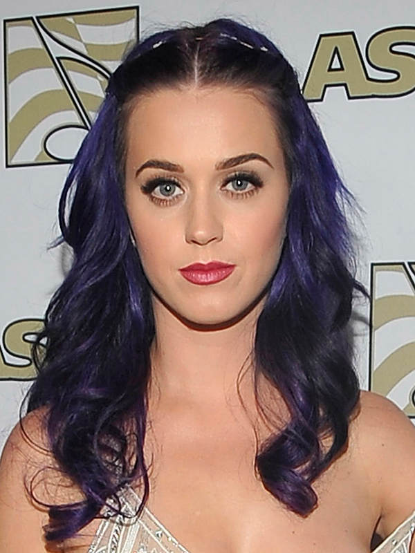Katy Perry mit bunten Wellen