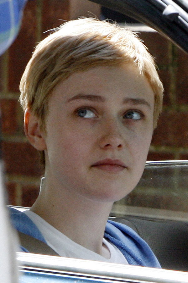 Dakota Fanning mit kurzen Haaren
