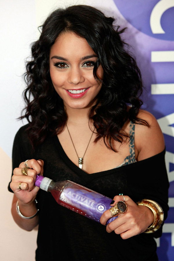 Vanessa Hudgens mit langen Haaren