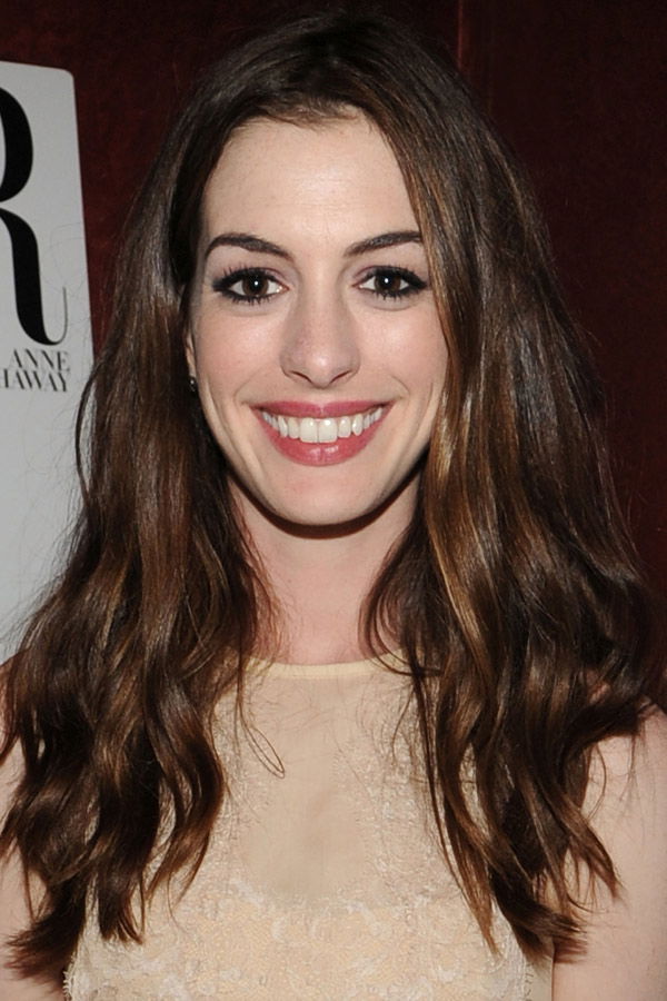 Anne Hathaway mit langen Haaren