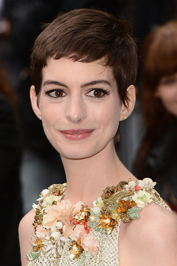 Anne Hathaway mit kurzen Haaren