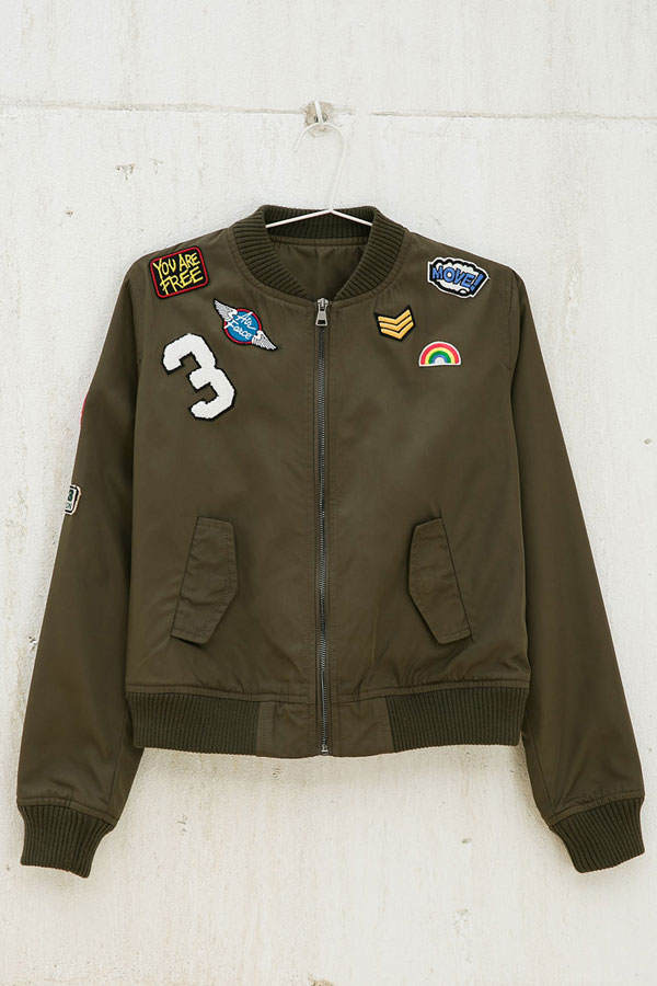 Bomberjacke mit Patches von Bershka