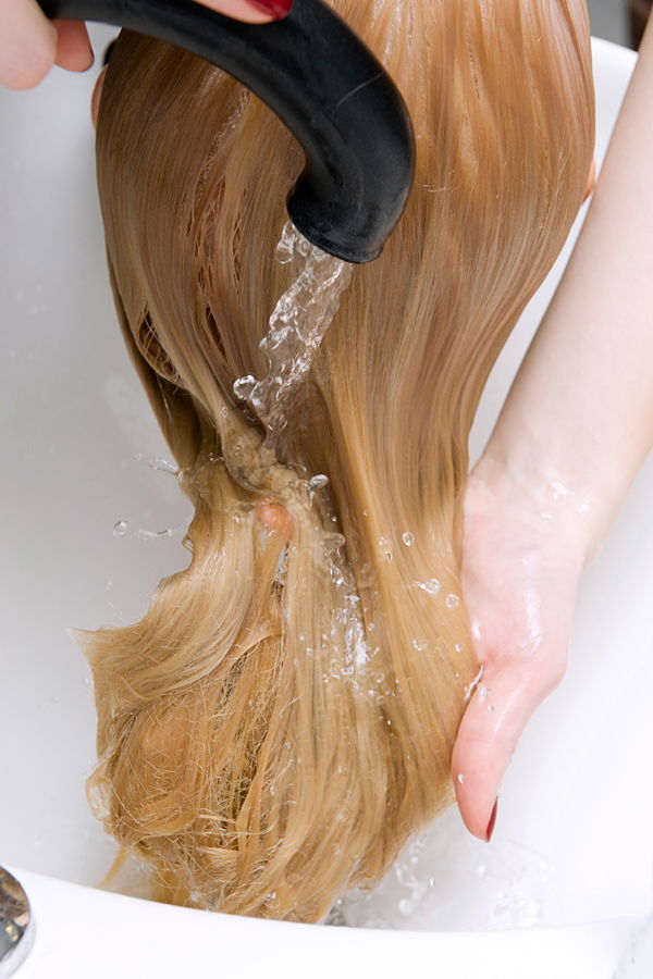 Haare färben: Farbe ausspülen