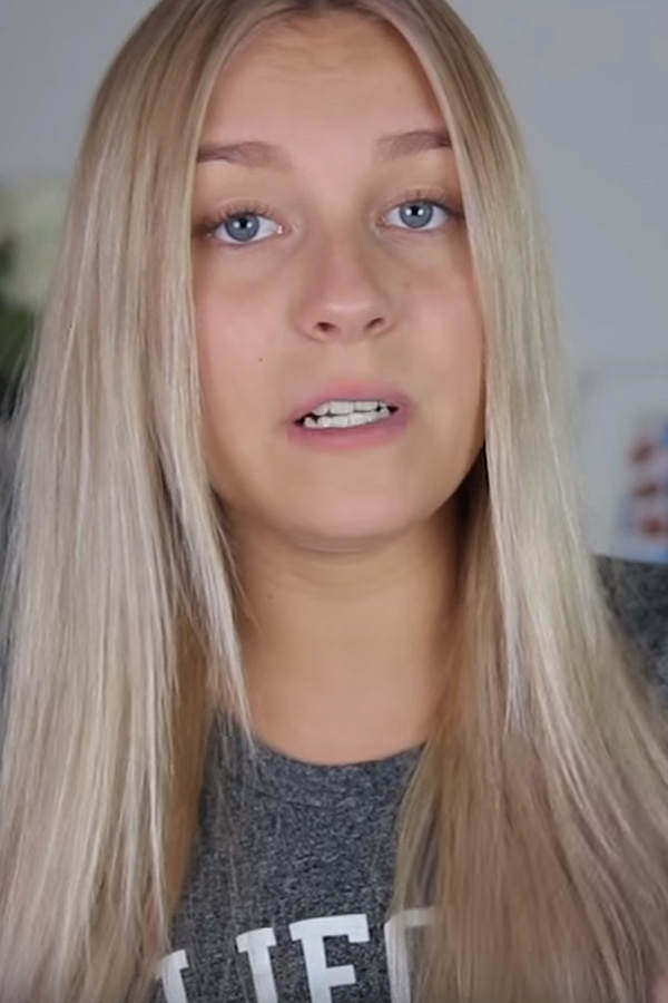 Dagi bekommt die Haare in Pastell-Rosa gefärbt