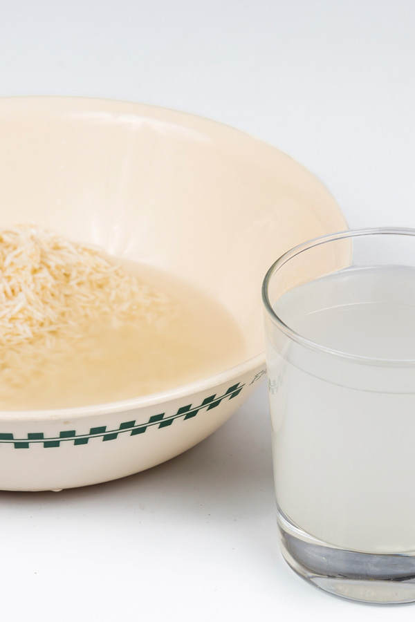 Natürliche Haarspülung: Reiswasser