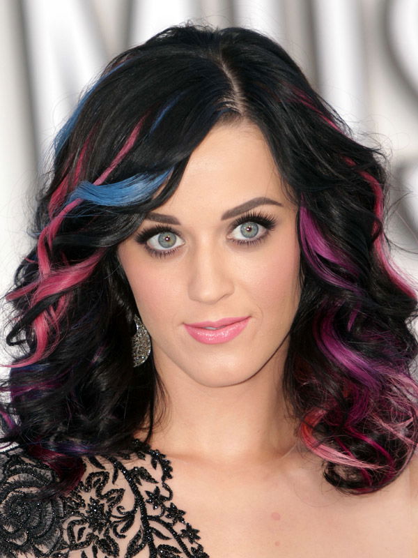 Katy Perry mit bunten Strähnchen