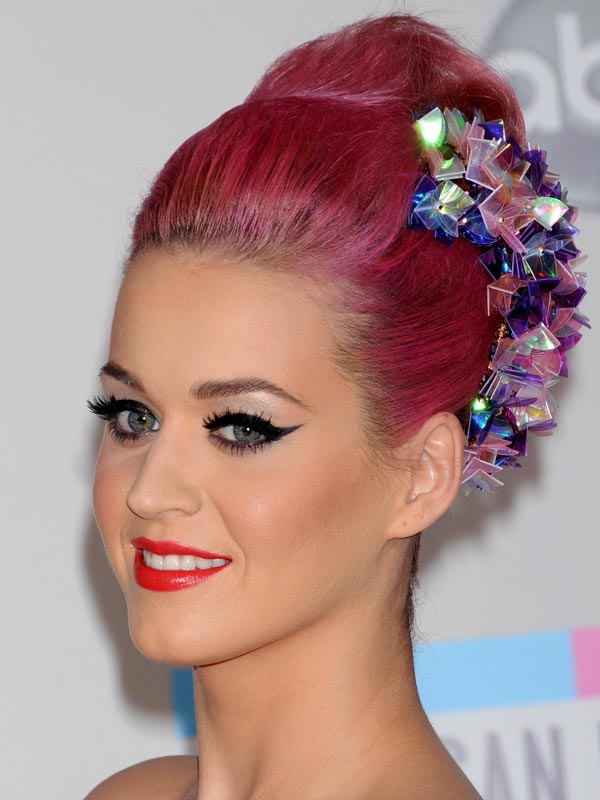 Katy Perry mit pinker Hochsteckfrisur