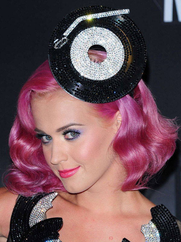 Katy Perry mit pinkem Lockenbob
