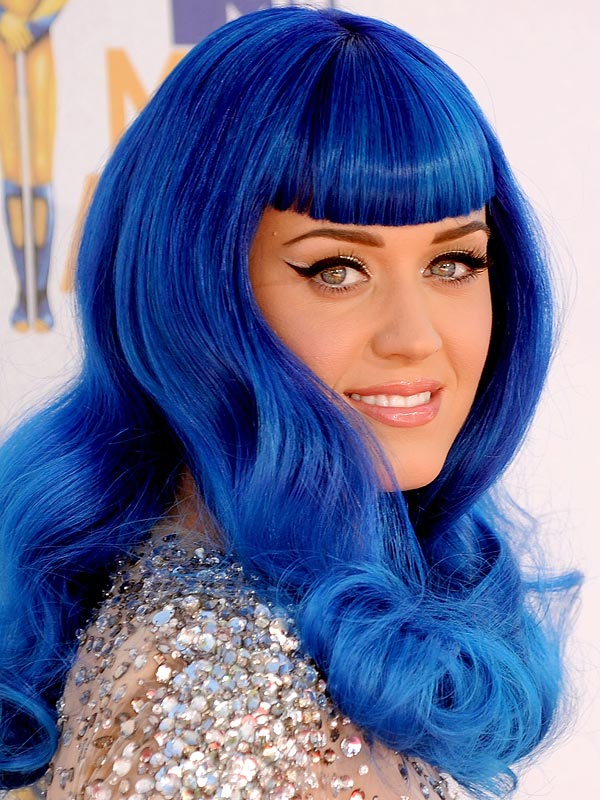 Katy Perry mit knallblauer Perücke