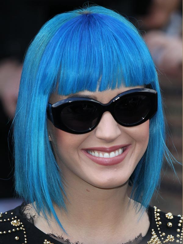 Katy Perry mit blauem Bob und Pony