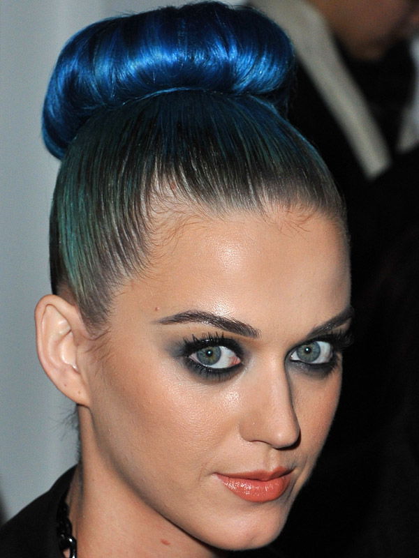 Katy Perry mit Dutt in blau und türkis