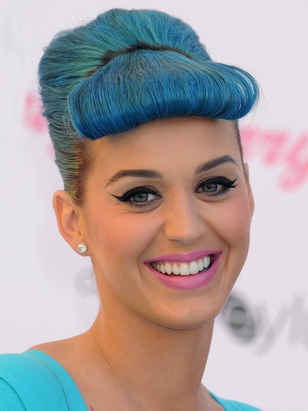Katy Perry mit blauem Föhnpony