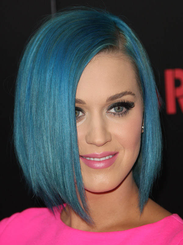 Katy Perry mit hellblauem Pagenkopf
