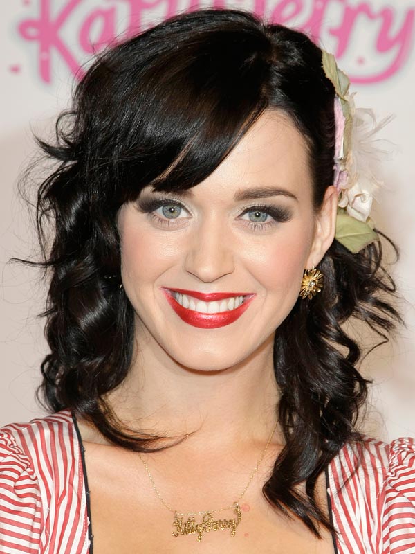 Katy Perry mit schulterlangen Locken