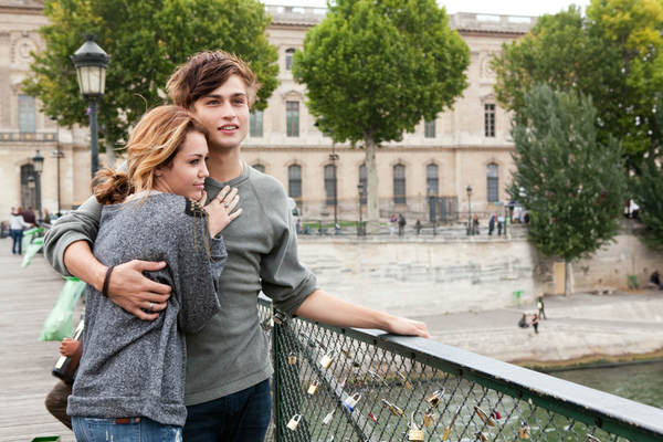 Miley Cyrus und Douglas Booth in "LOL"