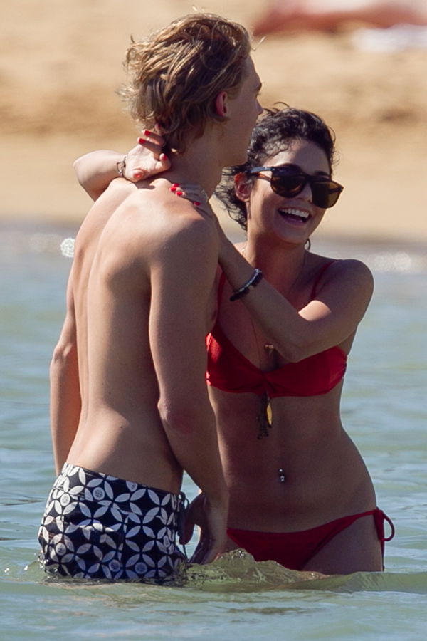 Vanessa Hudgens & Austin Butler am Strand