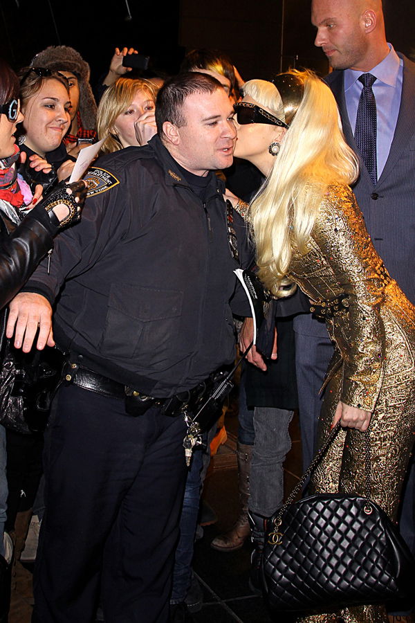 Lady Gaga küsst Polizisten