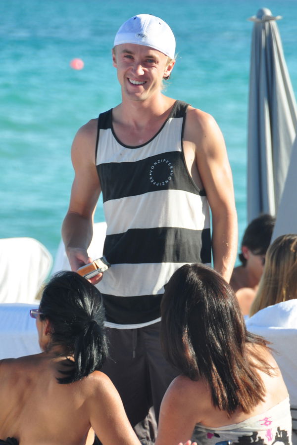 Tom Felton am Strand
