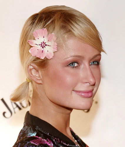 Paris Hilton mit süßer Frisur