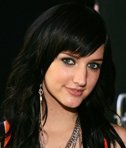 Ashlee Simpson mit schwarzen Haaren