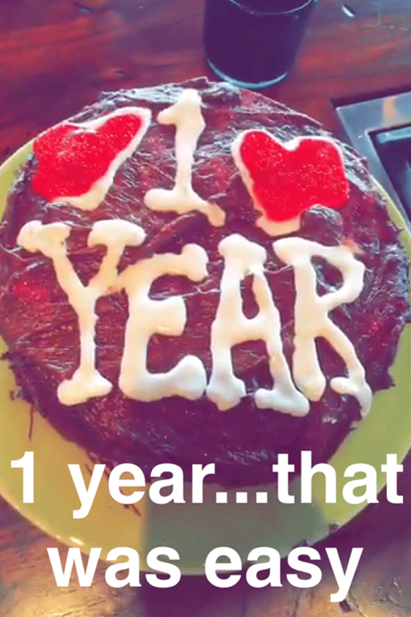 Sie feiern ihren Jahrestag mit Kuchen!