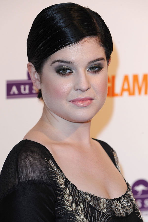 Kelly Osbourne mit schwarzen Haaren