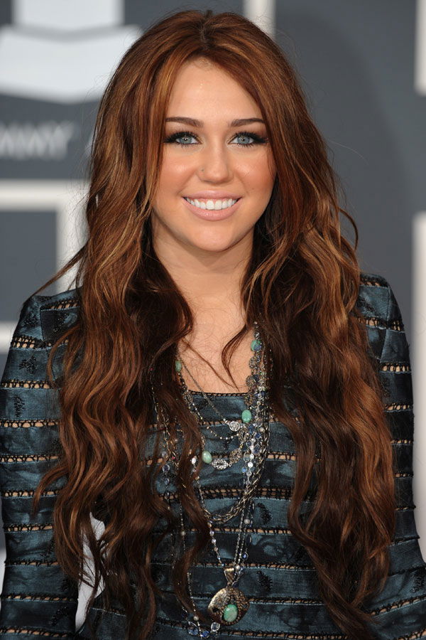 Miley Cyrus mit rotbrauner Mähne