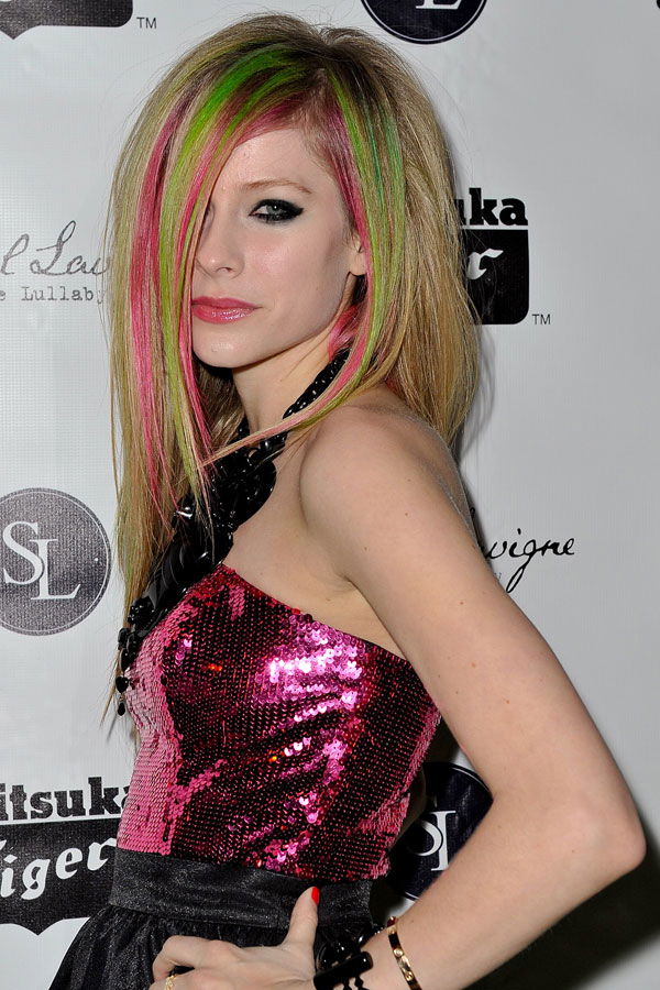 Avril Lavigne mit bunten Strähnchen