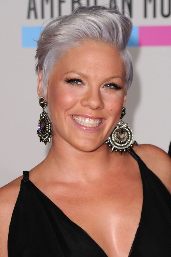 Pink mit silberblonden Haaren