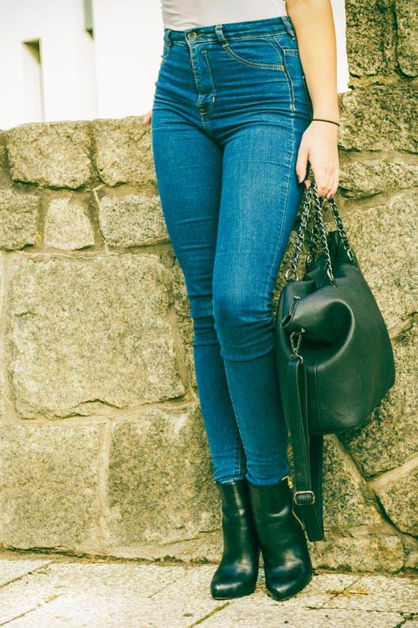 Jungs über Taillenjeans