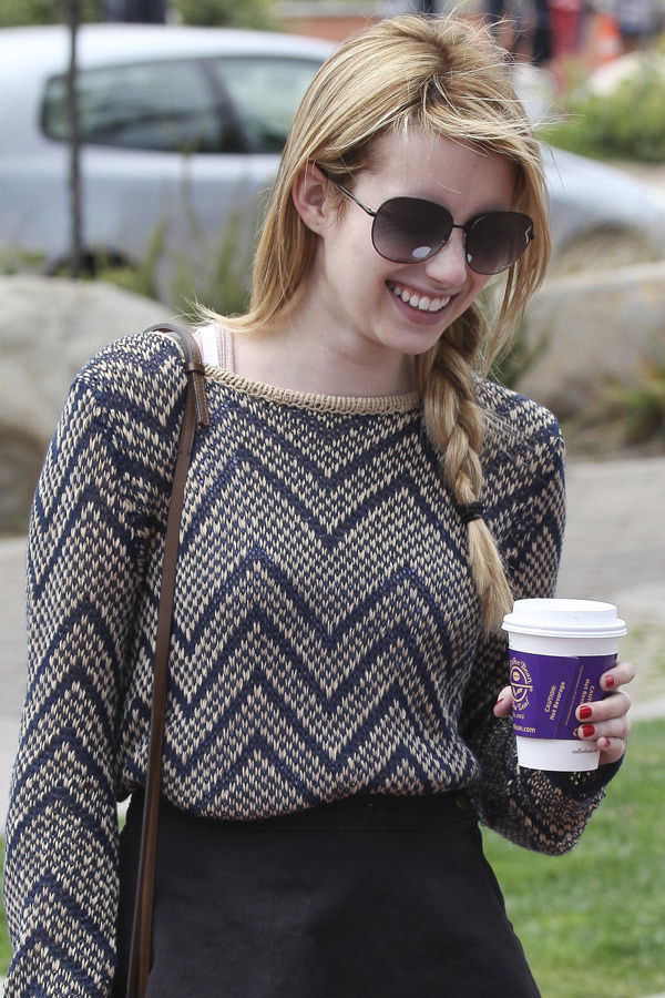 Emma Roberts mit lockerem Seitenzopf