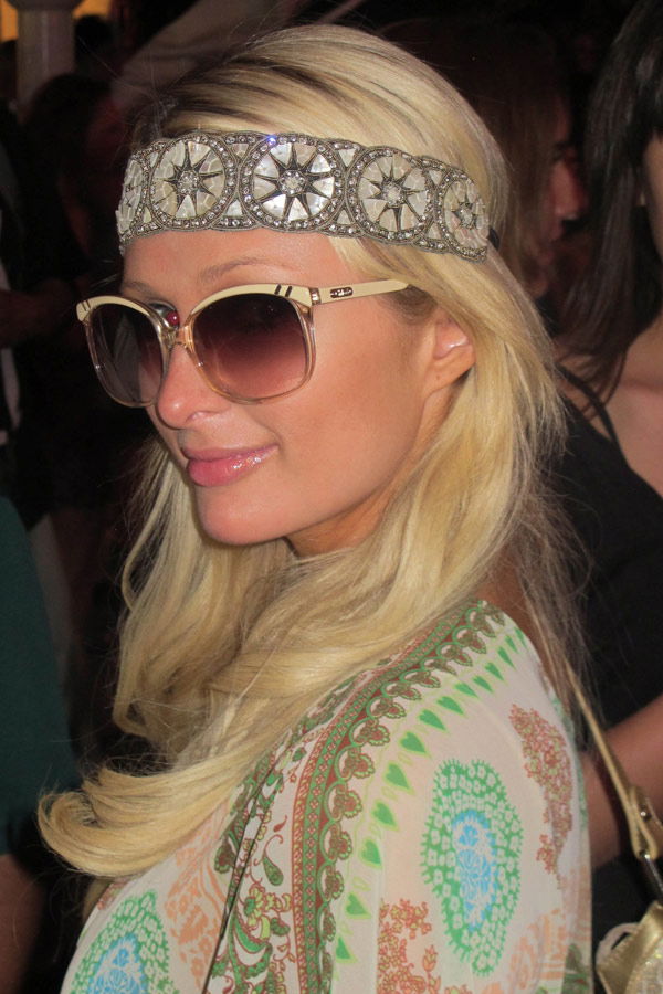 Paris Hilton mit Perlmutt-Haarband