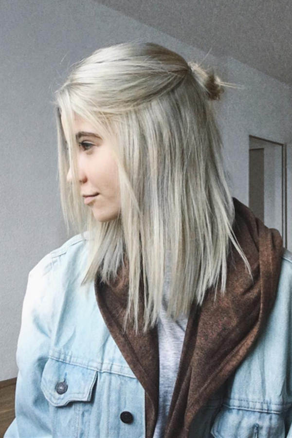 Melina hat platinblonde Haare