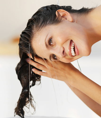 Lange Haare regelmäßig pflegen