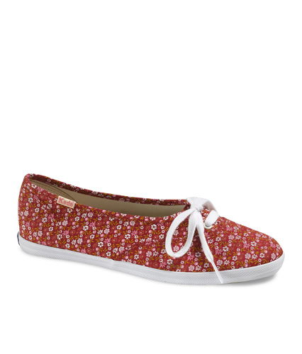 Stoffschuhe mit Blumenmuster