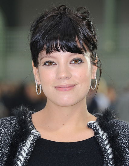 Lily Allen mit kurzem Pony