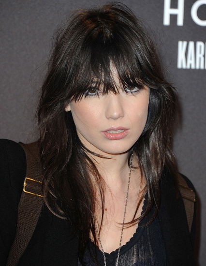 Daisy Lowe mit fransigem Pony